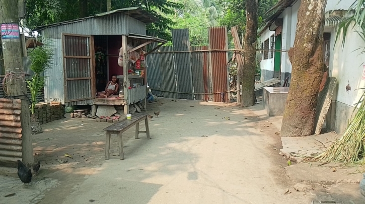 সোনাতলায় রেকর্ডভুক্ত রাস্তা বন্ধের অভিযোগ, মূল সড়কে টিনের বেড়া